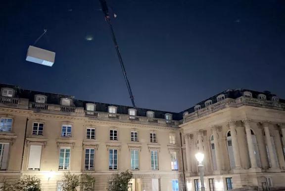 Installation nocturne d’un module modulaire ALGECO® par grutage au cœur d’un site patrimonial