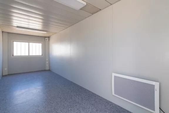 Intérieur vide d’un module modulaire ALGECO® reconditionné avec fenêtre et chauffage