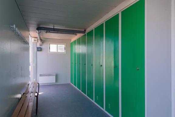Vestiaire équipé de casiers dans un module modulaire ALGECO® reconditionné