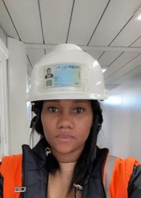 Marie Colozzi conductrice de travaux ALGECO avec casque de chantier et gilet de sécurité dans un bâtiment modulaire
