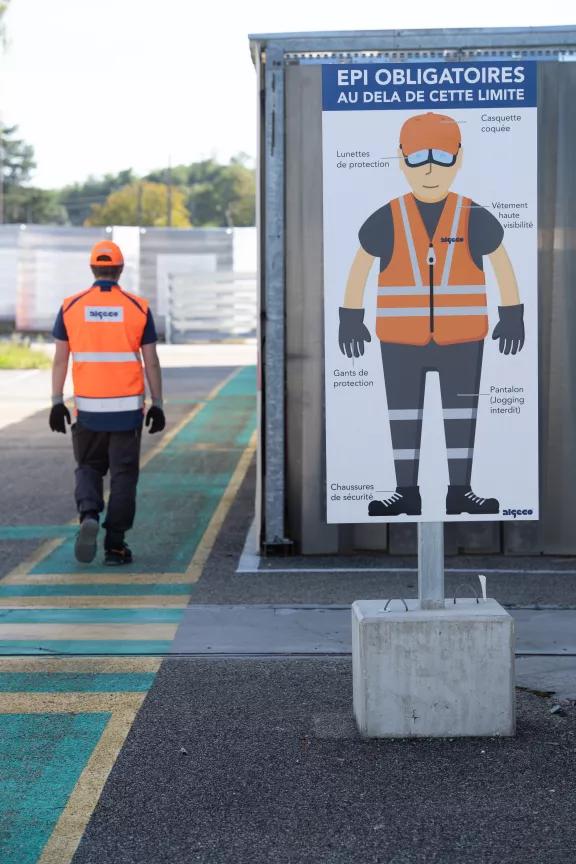 Affiche de sécurité sur les équipements de protection individuelle dans l’usine ALGECO® de Saint-Amour