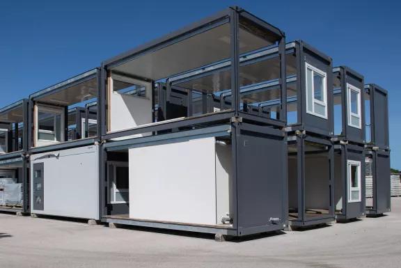 Modules ALGECO® empilés sur la zone logistique extérieure de l’usine de Saint-Amour