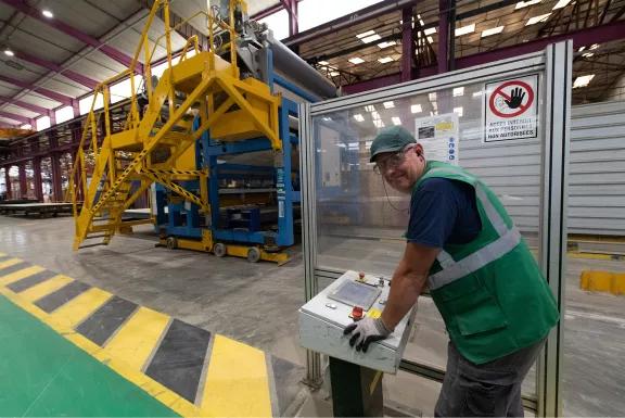 Opérateur en contrôle qualité dans l’usine de production des modules ALGECO® à Saint-Amour