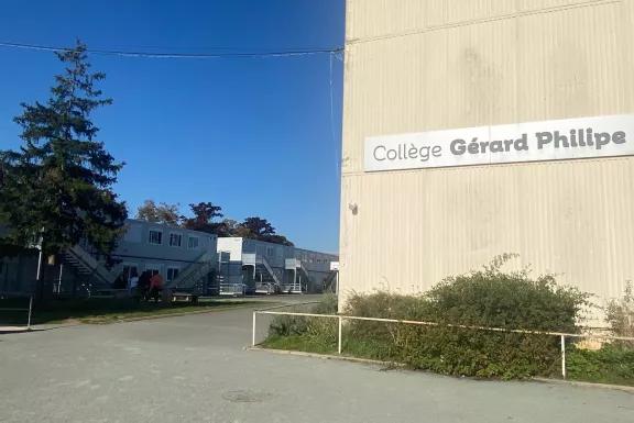 Vue reculée du collège Gérard-Philippe de Niort avec bâtiments modulaires ALGECO® en arrière-plan