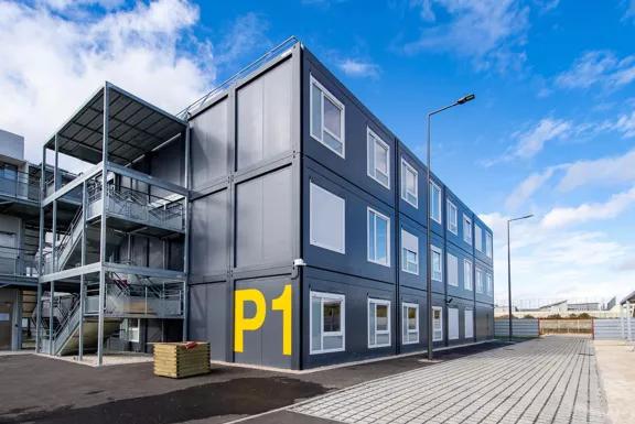 Lycée modulaire ALGECO® à Meaux en plusieurs niveaux avec escaliers extérieurs et signalétique P1