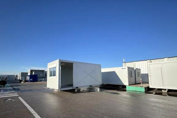 Module ALGECO® isolé en cours de manutention sur parc extérieur industriel