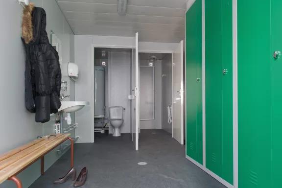 Sanitaires de chantier pour femmes avec WC, douche et vestiaires sécurisés en base vie modulaire pour chantier BTP