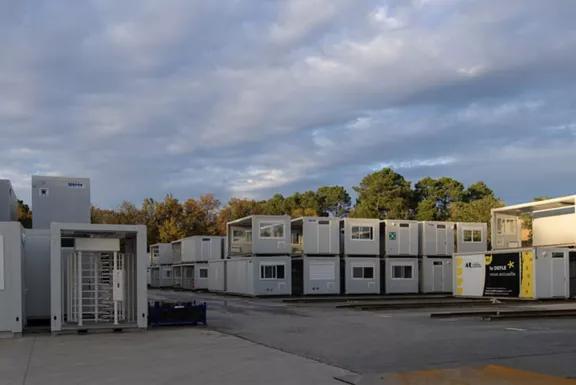 Parc de modules ALGECO® empilés et zone stockage extérieur