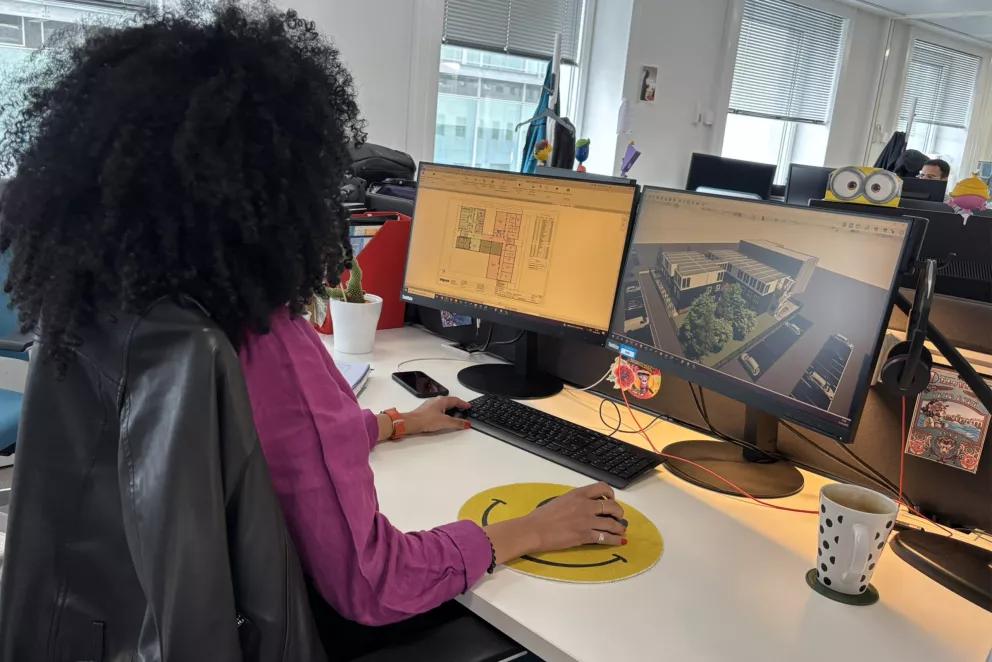 Spécialiste du bureau d’études ALGECO® en phase de conception de bâtiment modulaire sur logiciel 3D