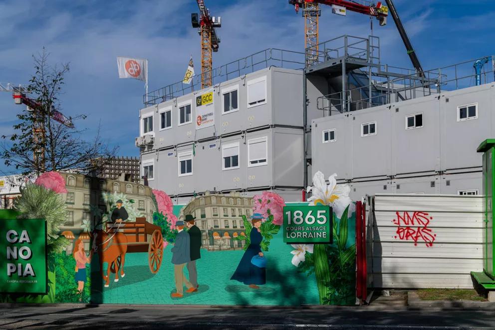 Base vie modulaire ALGECO® R+2 sur le chantier Canopia à Bordeaux avec palissade illustrée