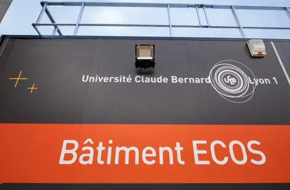 Devanture du centre d’examen modulaire Algeco ECOS de l’université Claude Bernard Lyon 1