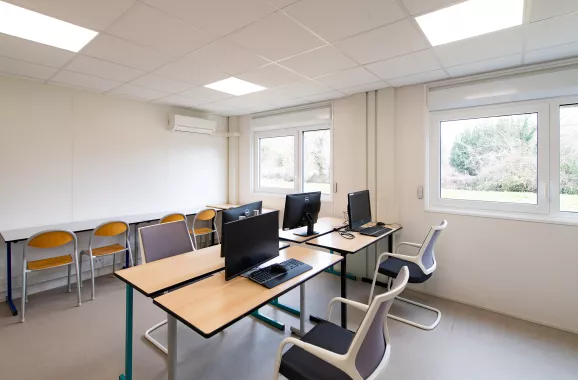 Salle d’examen de médecine avec ordinateurs