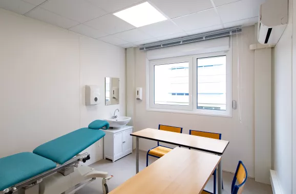 Salle d’examen de médecine avec table d'examen médical