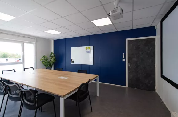 Salle de réunion modulaire Algeco avec rétroprojecteur