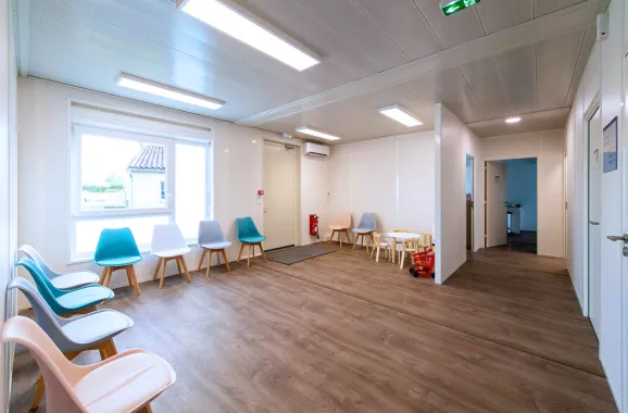 Salle d’attente modulaire ALGECO® avec chaises