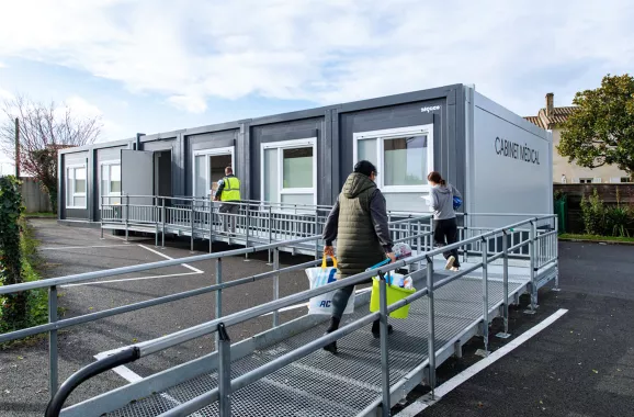Utilisation des six modules ALGECO® alignés en plein air avec rampe d’accès