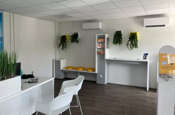 accueil droite avec mur meublé et décoré de la boutique modulaire Ulys ALGECO® à l’échangeur d’Anglet - Bayonne sud