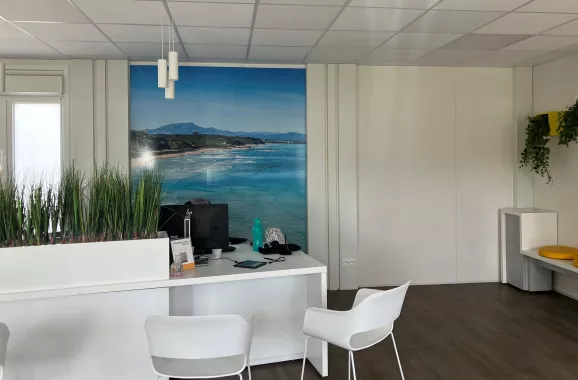 accueil face de la boutique modulaire Ulys ALGECO® à l’échangeur d’Anglet - Bayonne sud