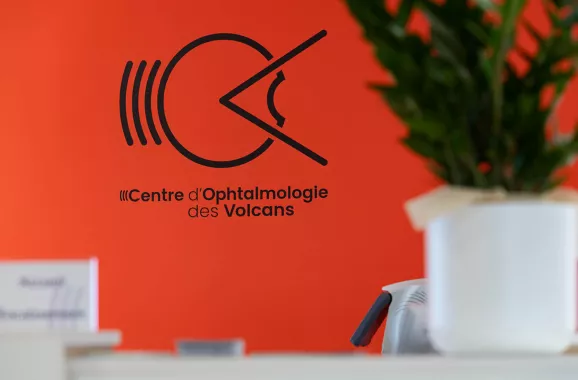 Logo du centre d’ophtalmologie des Volcans sur mur intérieur