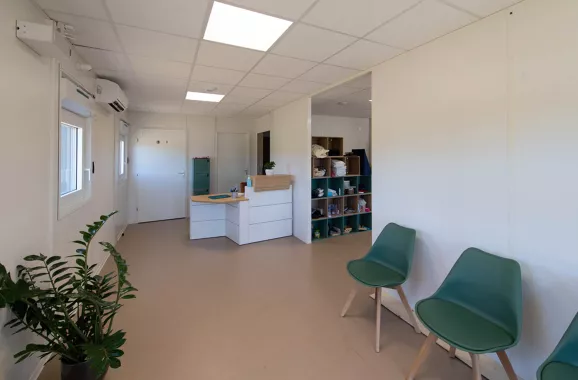 salle d'attente / réception médical du centre de kinésithérapie modulaire ALGECO® de Bromont-Lamothe (63230)