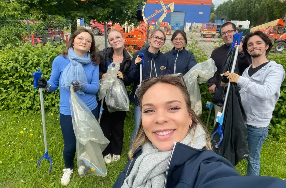 groupe de personnes participant à une activité de nettoyage en plein air
