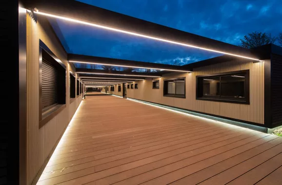 cour intérieure modulaire ALGECO® couverte avec bois éclairée de nuit