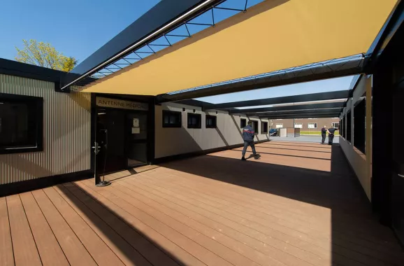 cour intérieure modulaire ALGECO® couverte avec bois