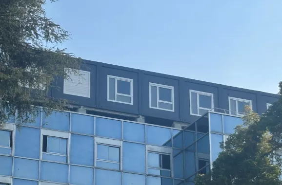 vue en contre-plongée des bureaux modulaires ALGECO® sur le toit de l’hôpital La Palmosa de Menton