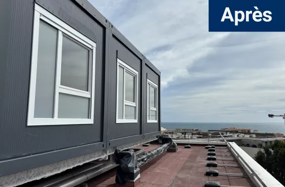 vue sur la gauche des bureaux modulaires ALGECO® sur le toit de l’hôpital La Palmosa de Menton