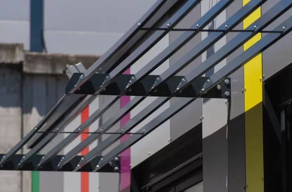vue rapprochée gauche des auvents des salles de classe modulaires ALGECO® pour l’école primaire de Chanteranne à Clermont Ferrand