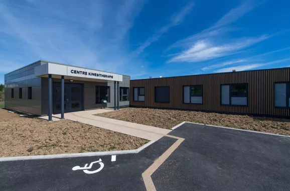 centre de kinésithérapie modulaire moderne ALGECO® de Bromont-Lamothe (63230) avec place de stationnement pour handicapés