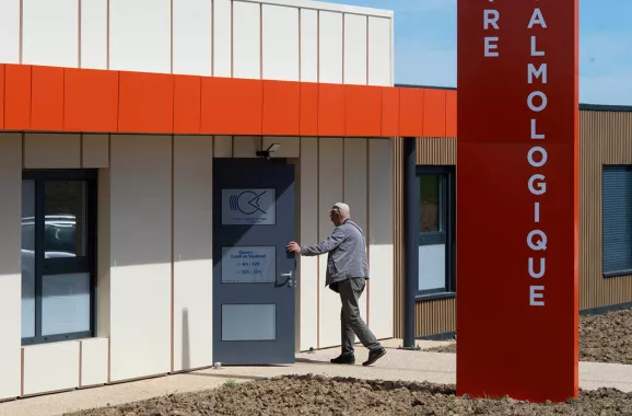 personne entrant au centre ophtalmologique modulaires ALGECO® de Bromont-Lamothe (63230)