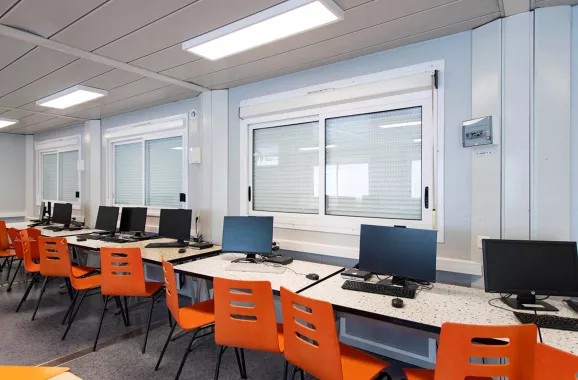 Salle de classe informatique modulaire ALGECO® avec chaises orange