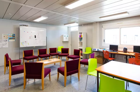 Salle de classe modulaire ALGECO® avec espace réunion et ordinateurs