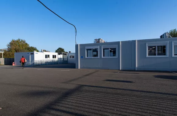 Bâtiments modulaires ALGECO® installés dans une cour