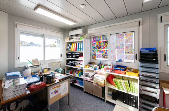 Bureau scolaire organisé dans un module ALGECO®