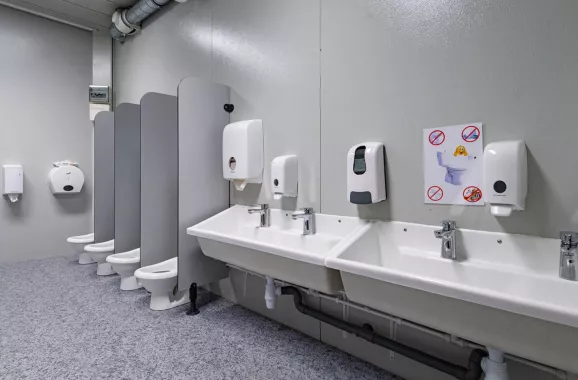 Sanitaires modernes dans un espace modulaire ALGECO®