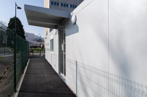 Entrée du centre de santé transitoire modulaire ALGECO® de Fontenay-sous-Bois