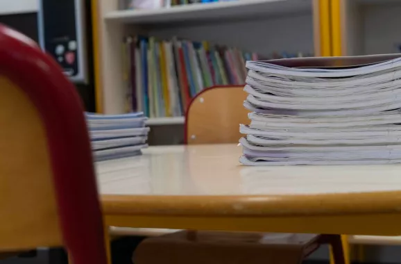 Coin lecture et travail dans une école modulaire ALGECO® avec livres et fournitures scolaires