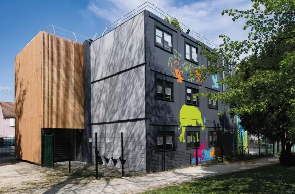 École modulaire ALGECO® avec fresque colorée et bardage en bois