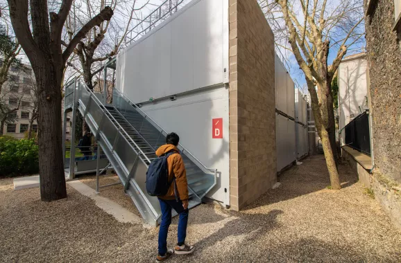 Accès extérieur au bâtiment modulaire ALGECO® à deux niveaux dans le parc de l’Institut catholique de Paris