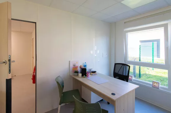 Bureau de direction dans la crèche modulaire ALGECO® à Messigny-et-Vantoux avec mobilier fonctionnel et vue extérieure