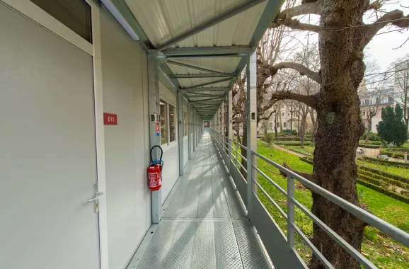 Coursive métallique du bâtiment modulaire ALGECO® surplombant le parc de l’Institut catholique de Paris