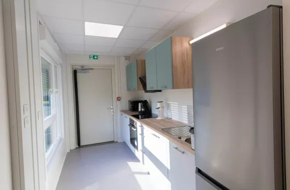 Cuisine équipée dans la crèche modulaire ALGECO® à Messigny-et-Vantoux avec électroménager et rangements intégrés