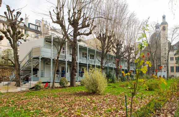 Modules scolaires ALGECO® à deux étages installés dans le parc de l’Institut catholique de Paris, avec vue sur l’église Saint-Ignace Nom de fichier : 