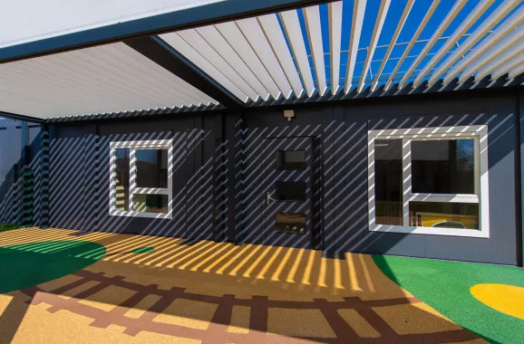 Pergola bioclimatique de la crèche modulaire ALGECO® à Messigny-et-Vantoux avec ombres au sol