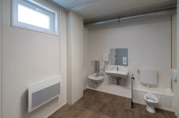 Sanitaires accessibles PMR de bâtiment périscolaire modulaire ALGECO®