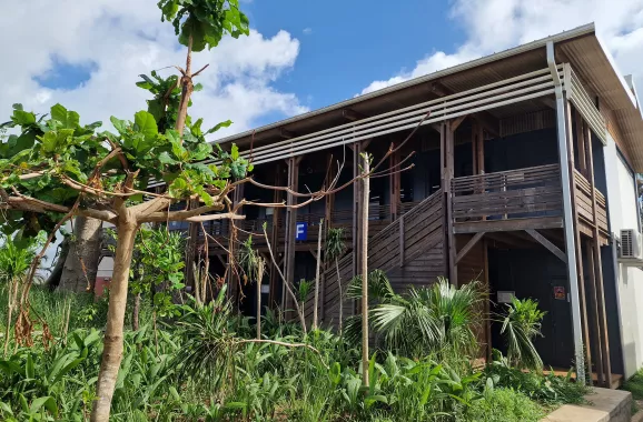Bâtiment scolaire modulaire ALGECO® à Mayotte avec structure bois adaptée aux contraintes cycloniques