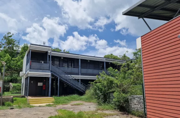 École modulaire ALGECO® à deux niveaux avec escalier extérieur à Mayotte dans un environnement tropical