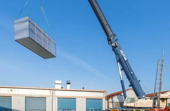 Levage d’un module ALGECO® par grue sur un site d’assemblage industriel